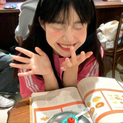 随盲柳入眠的女人